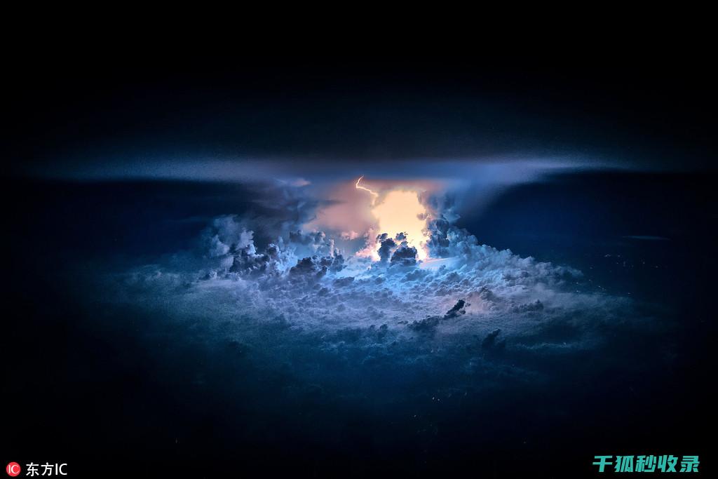 高空中的飞行器：科技与艺术的交融 (高空中的飞行与孤独)