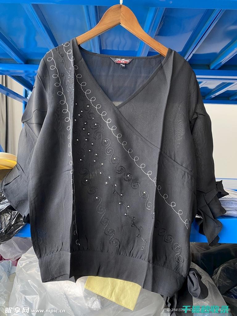 衣服皱了？别担心，这些方法能帮你轻松除皱不留痕 (衣服皱了,怎么办)
