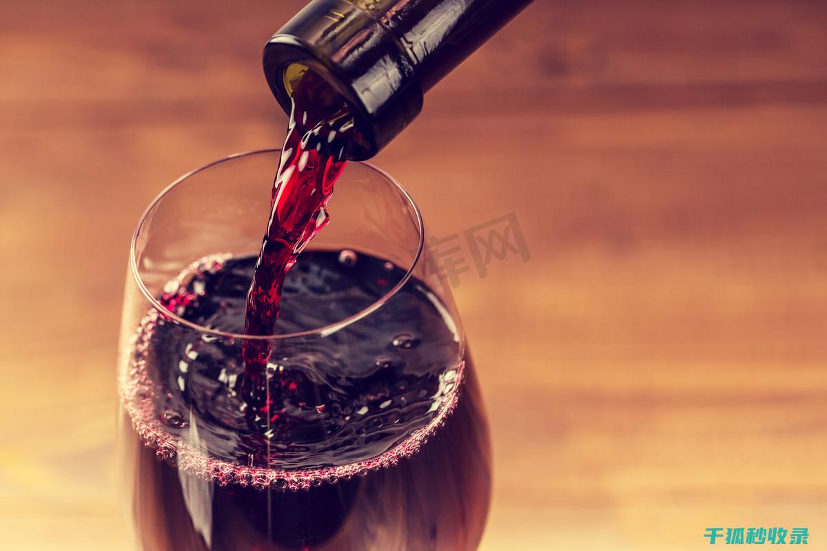 从瓶塞到酒杯：一瓶酒的完整开瓶流程详解 (从瓶塞到酒杯要多久)