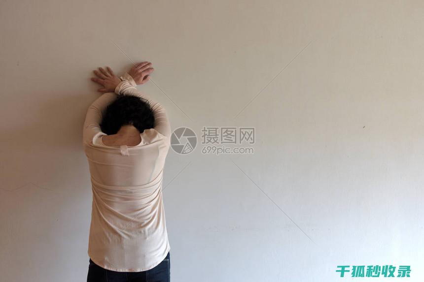 墙角、门后也能用！缝隙收纳妙招让生活更有序 (房间门后墙角为什么潮湿)